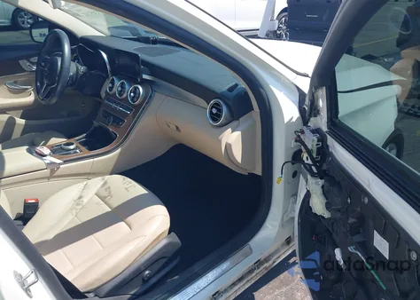 2019 Mercedes-Benz C 300 4Matic z USA, uszkodzony, nr VIN 55SWF8EB0KU306992